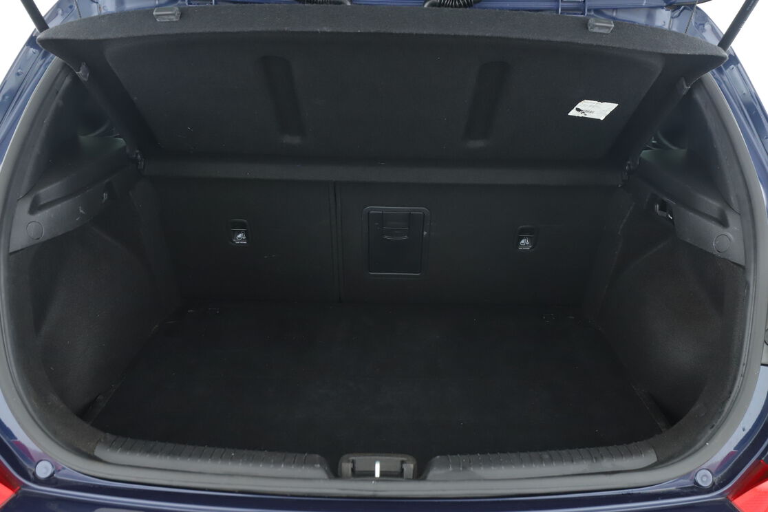 carDetails.imgAlt.interior.9