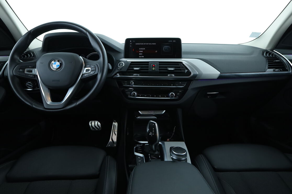 Intérieur avant de l'habitacle depuis le siège arrière