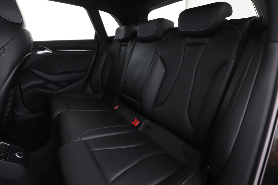 Intérieur sièges arrière depuis le côté conducteur