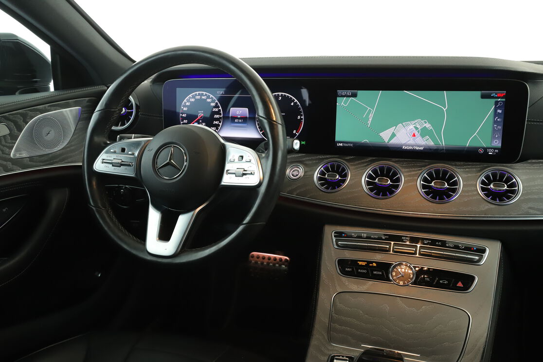 Innenraum der Fahrerseite vom Rücksitz