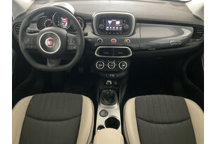 Interno anteriore dell'abitacolo, dal sedile posteriore