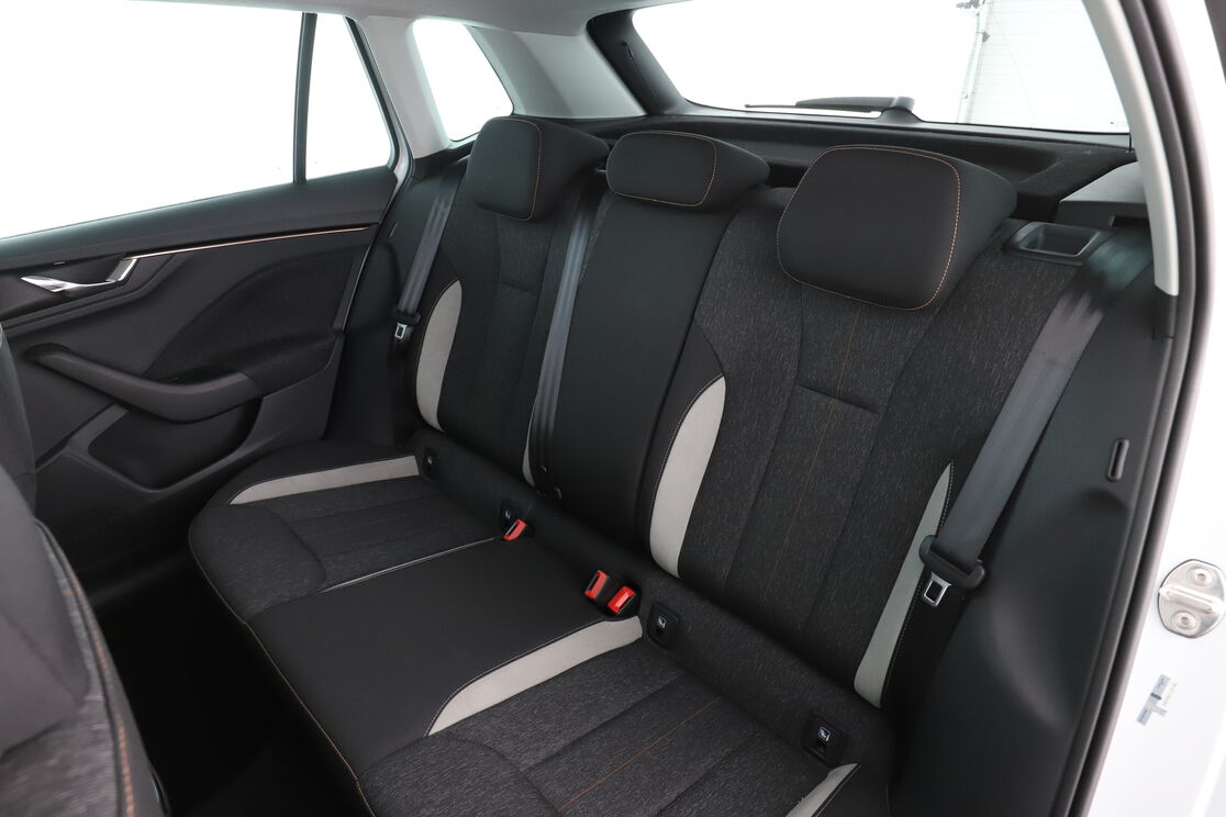 Intérieur sièges arrière depuis le côté conducteur