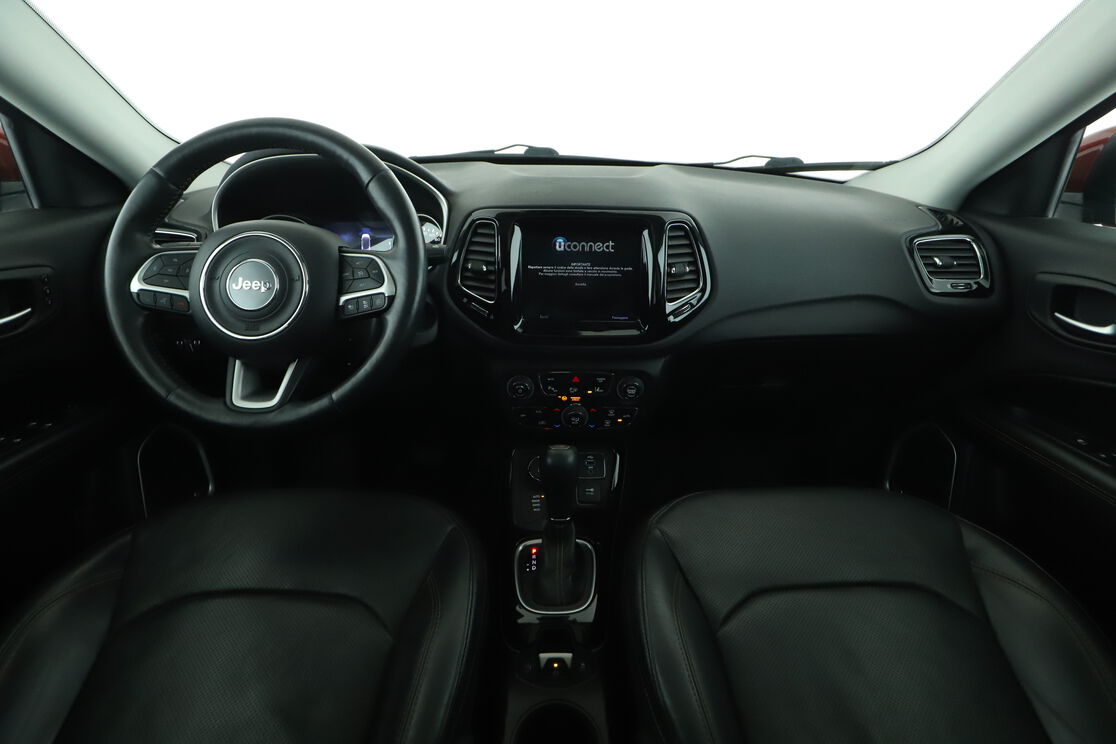 Interno anteriore dell'abitacolo, dal sedile posteriore