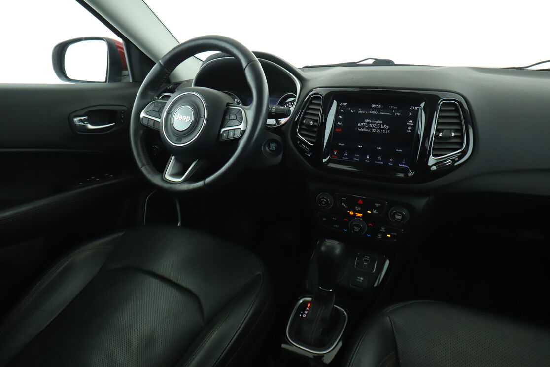 Interno lato guidatore, dal sedile posteriore