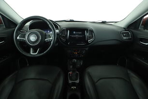 Interno anteriore dell'abitacolo, dal sedile posteriore