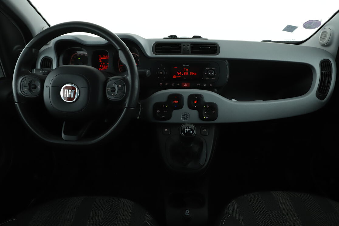 Intérieur avant de l'habitacle depuis le siège arrière