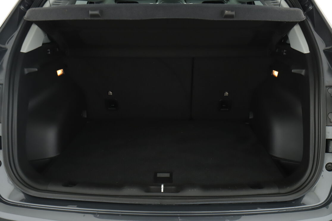 carDetails.imgAlt.interior.9