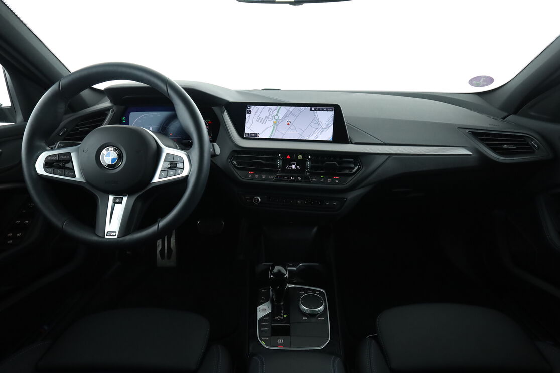 Intérieur avant de l'habitacle depuis le siège arrière