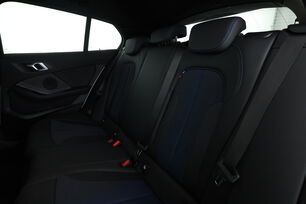 Intérieur sièges arrière depuis le côté conducteur