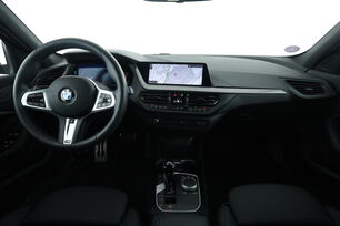 Intérieur avant de l'habitacle depuis le siège arrière