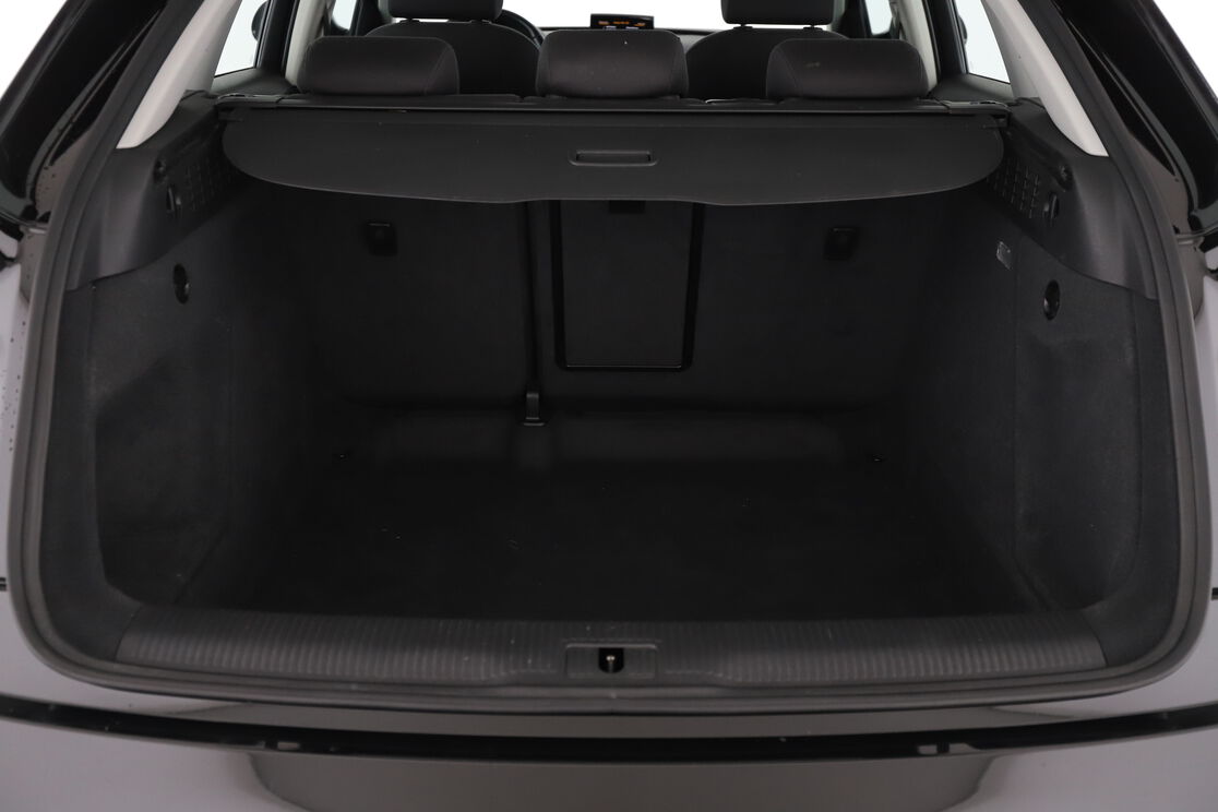 carDetails.imgAlt.interior.9