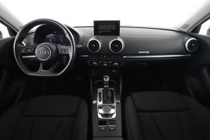 Interior frontal de la cabina desde el asiento trasero