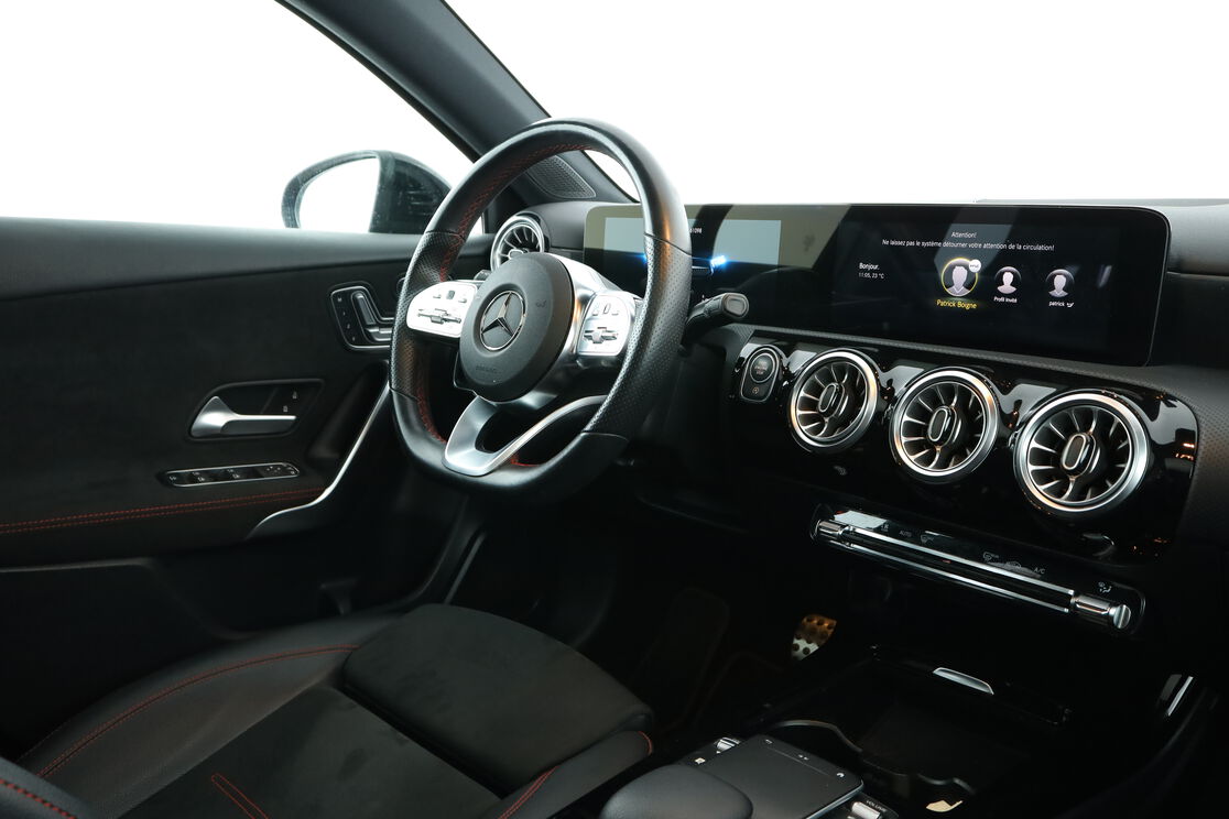 Intérieur côté conducteur depuis le siège arrière