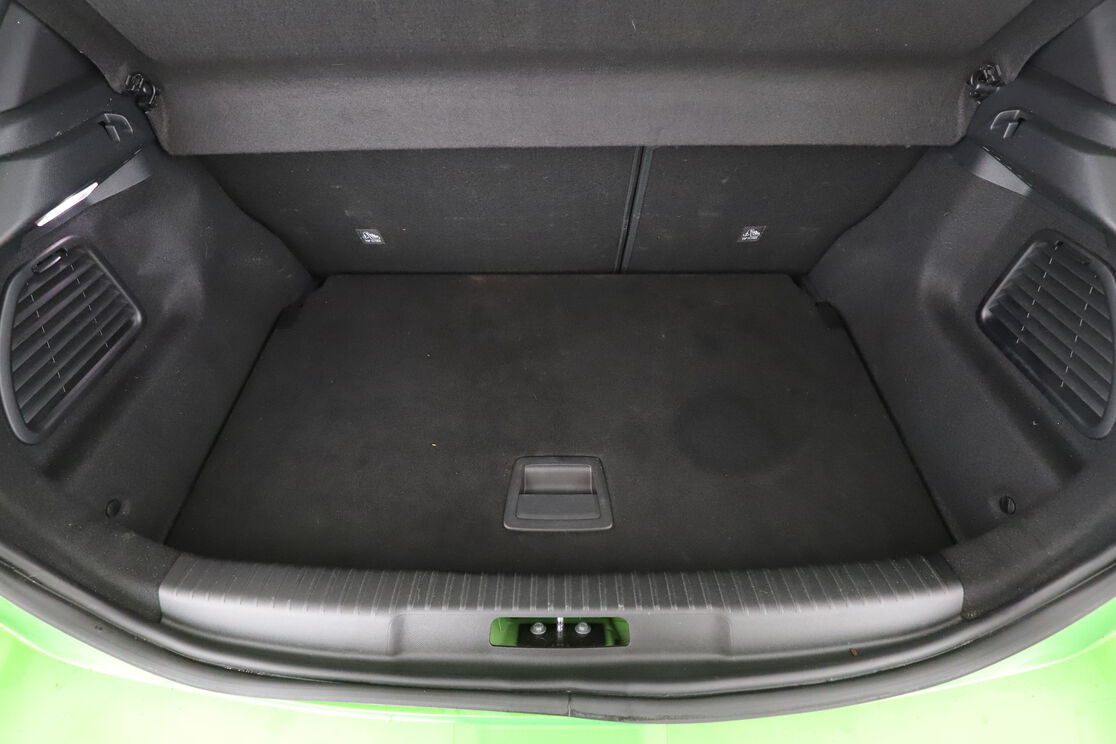carDetails.imgAlt.interior.9