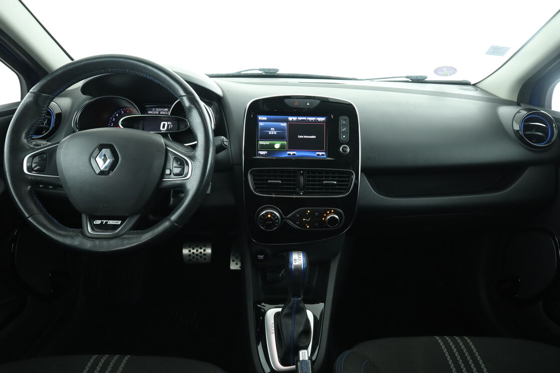 Intérieur avant de l'habitacle depuis le siège arrière