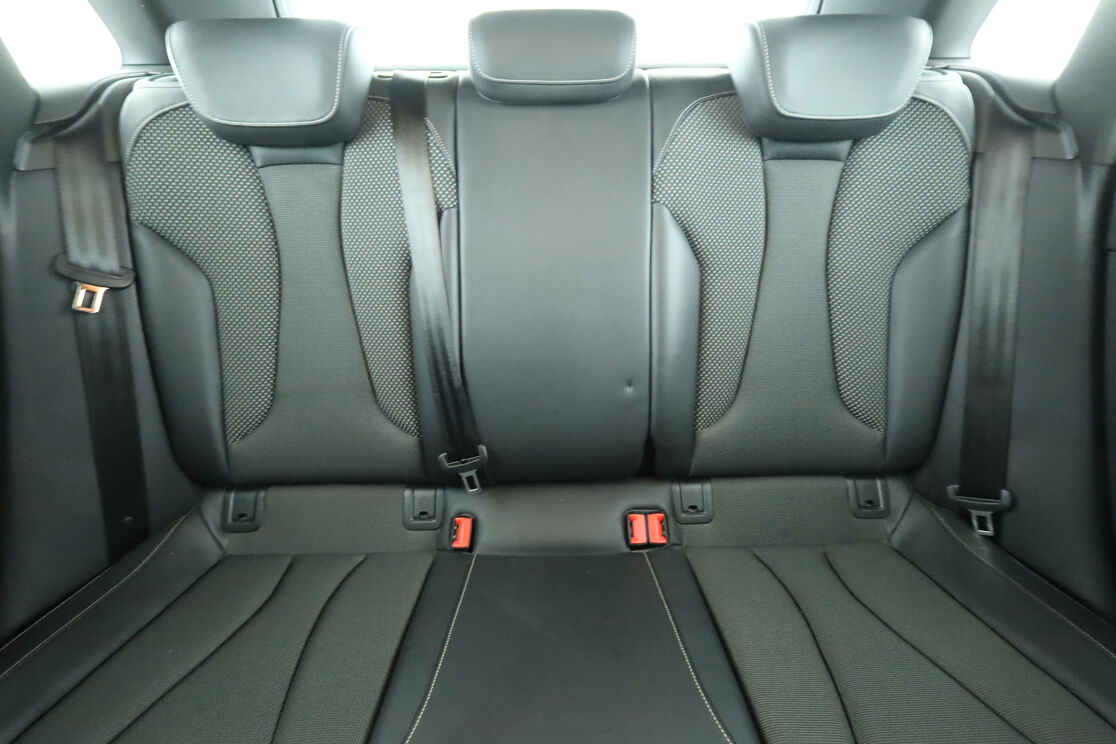 Intérieur sièges arrière depuis le côté conducteur