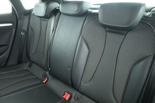 Intérieur côté conducteur depuis le siège arrière