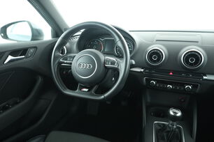 Intérieur avant de l'habitacle depuis le siège arrière