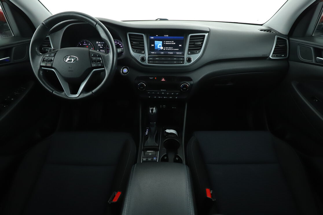 Vorderseite des Innenraums des Cockpits vom Rücksitz aus