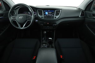 Vorderseite des Innenraums des Cockpits vom Rücksitz aus