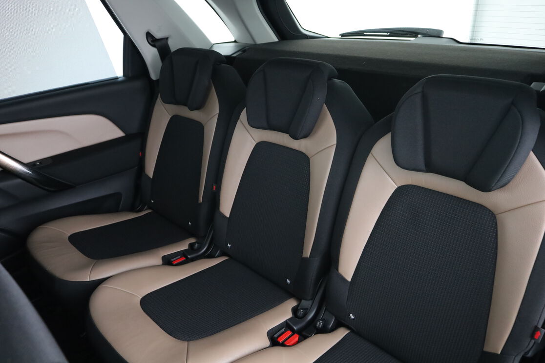 Intérieur sièges arrière depuis le côté conducteur