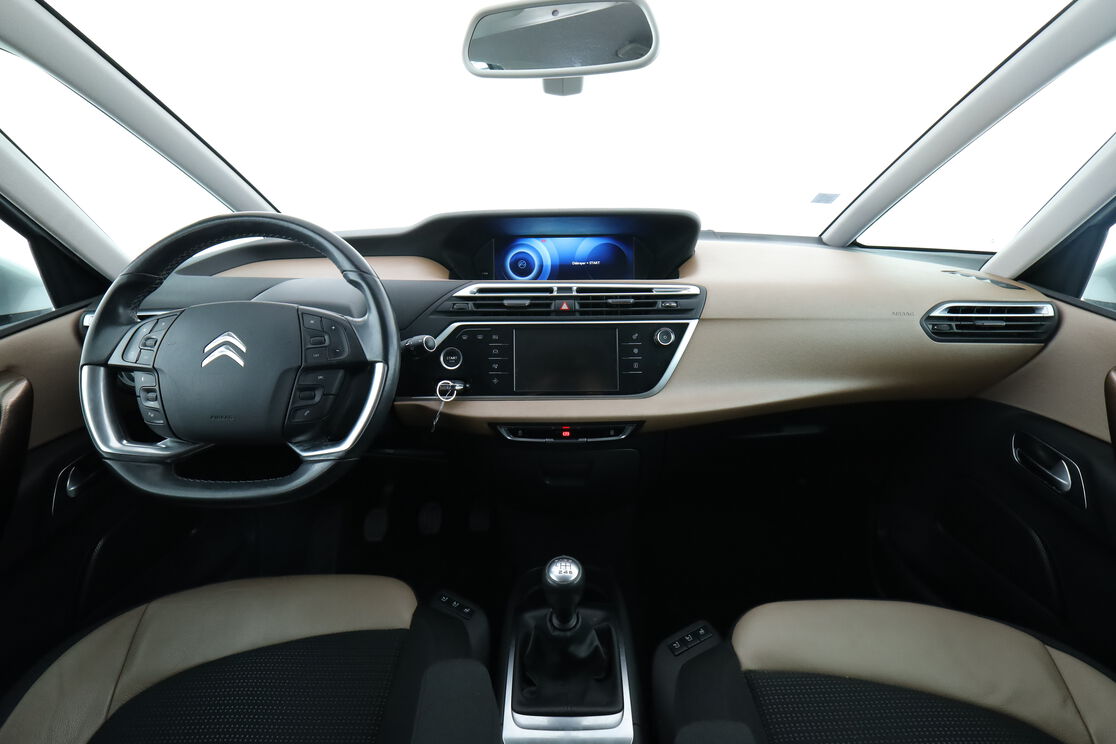 Intérieur avant de l'habitacle depuis le siège arrière