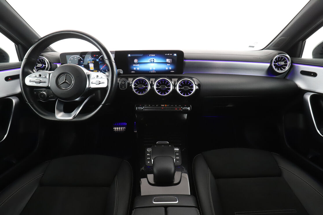 Interior frontal de la cabina desde el asiento trasero