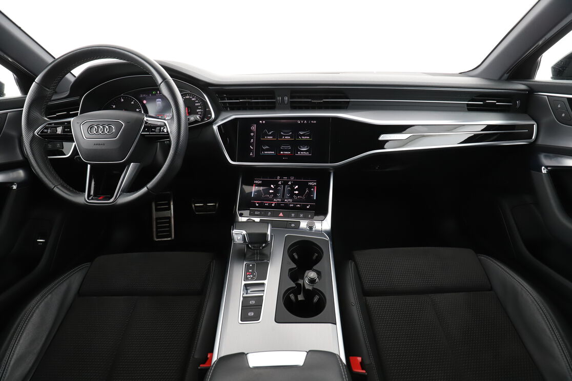 Främre interiör sett från baksätet