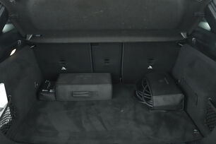 carDetails.imgAlt.interior.9