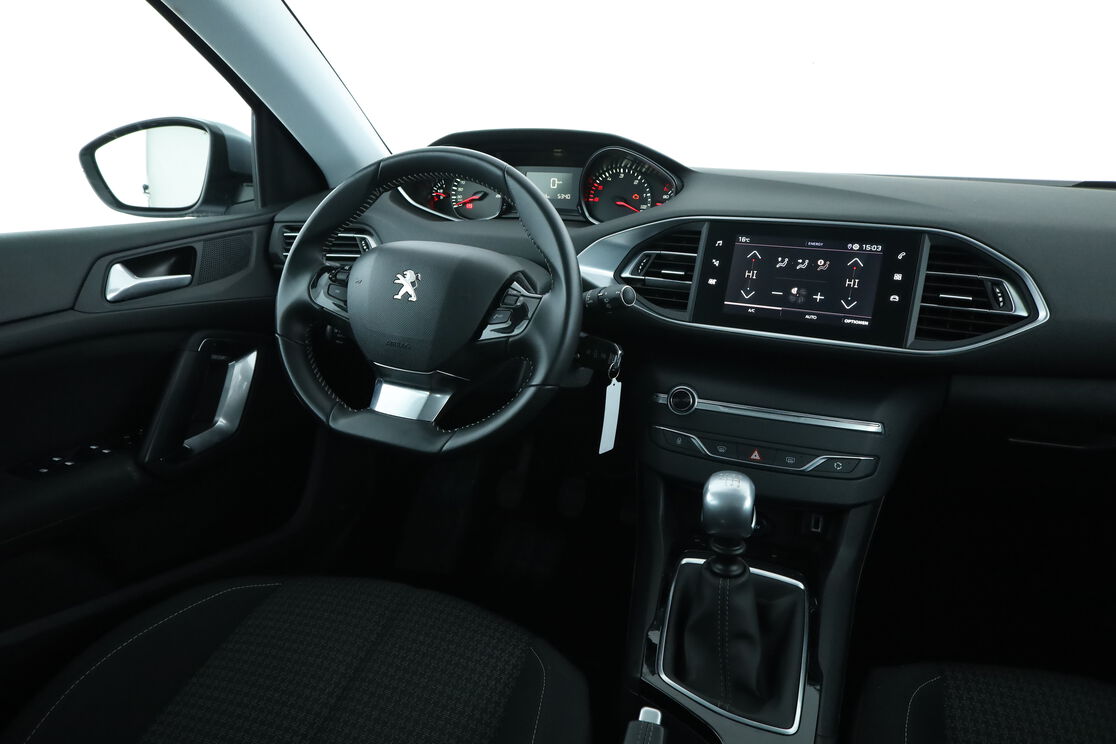 Innenraum der Fahrerseite vom Rücksitz