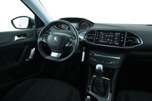 Innenraum der Fahrerseite vom Rücksitz