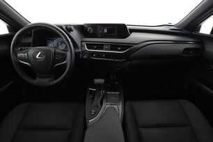 Interior frontal de la cabina desde el asiento trasero