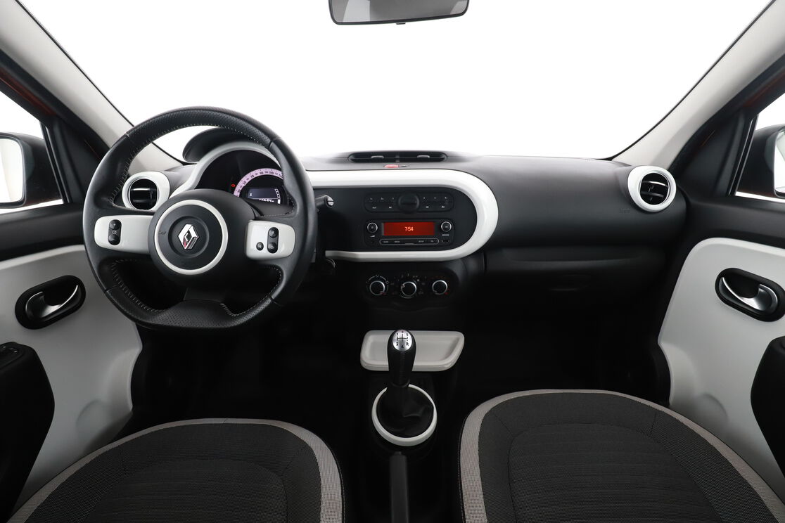 Vorderseite des Innenraums des Cockpits vom Rücksitz aus