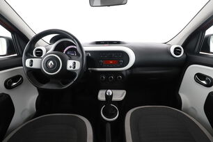 Vorderseite des Innenraums des Cockpits vom Rücksitz aus