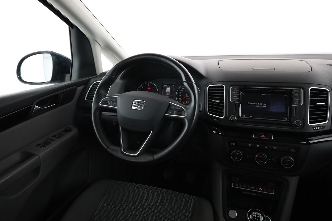 Interior lado del conductor desde el asiento trasero