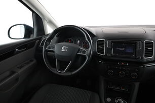 Interior lado del conductor desde el asiento trasero