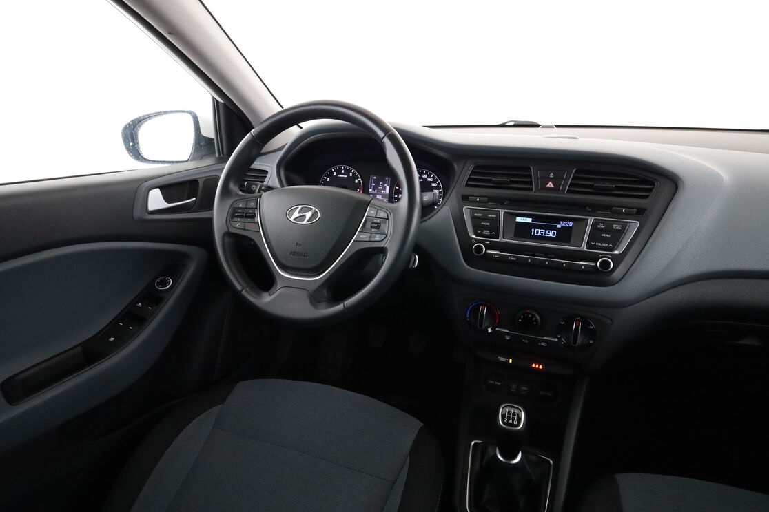 Interior lado del conductor desde el asiento trasero