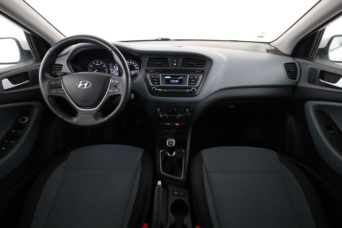 Interior frontal de la cabina desde el asiento trasero