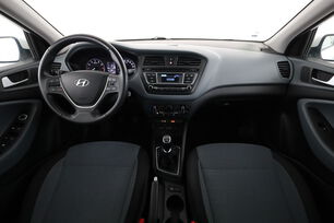 Interior frontal de la cabina desde el asiento trasero