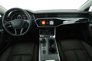 Vorderseite des Innenraums des Cockpits vom Rücksitz aus