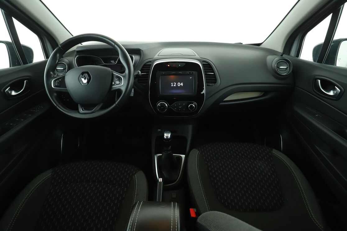 Vorderseite des Innenraums des Cockpits vom Rücksitz aus