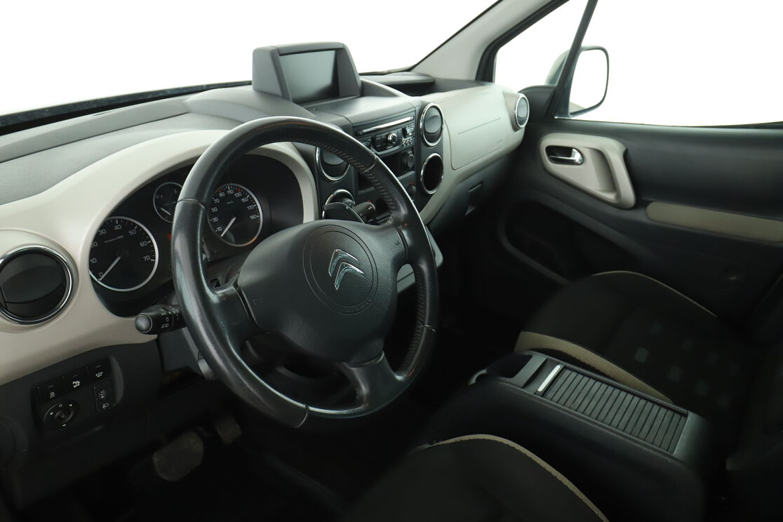 Innenraum auf der Fahrerseite 2