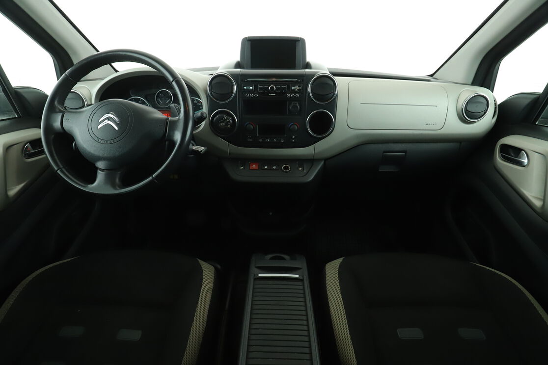 Vorderseite des Innenraums des Cockpits vom Rücksitz aus