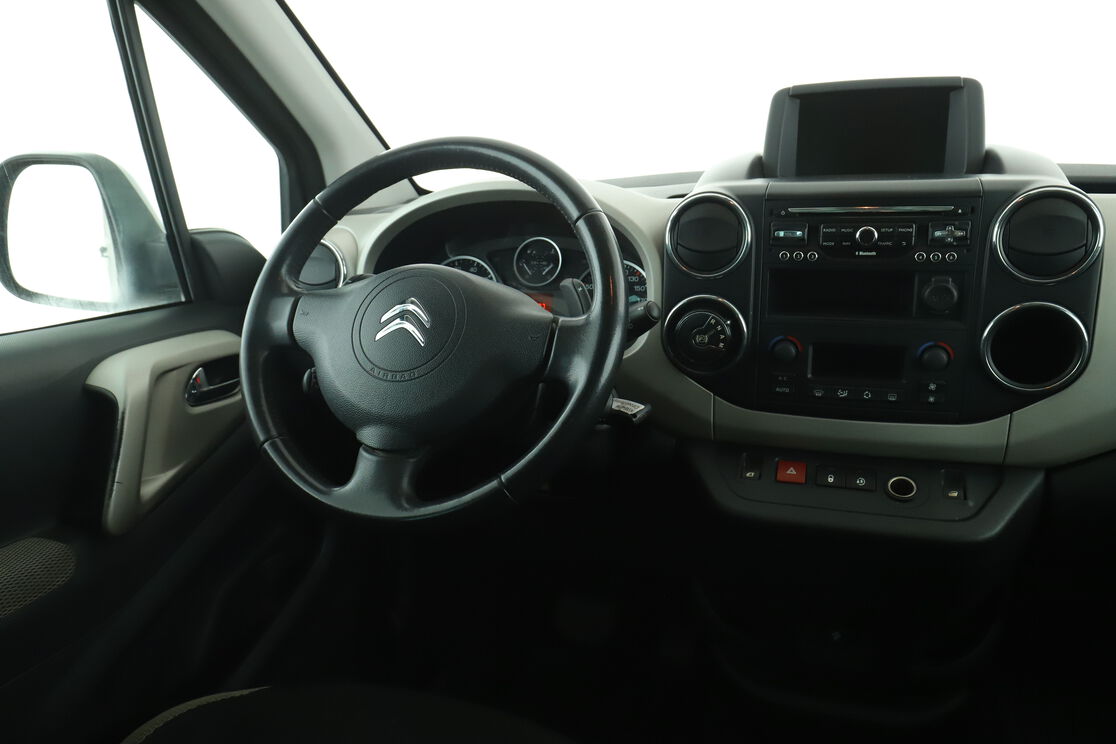 Innenraum der Fahrerseite vom Rücksitz