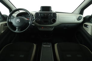 Vorderseite des Innenraums des Cockpits vom Rücksitz aus