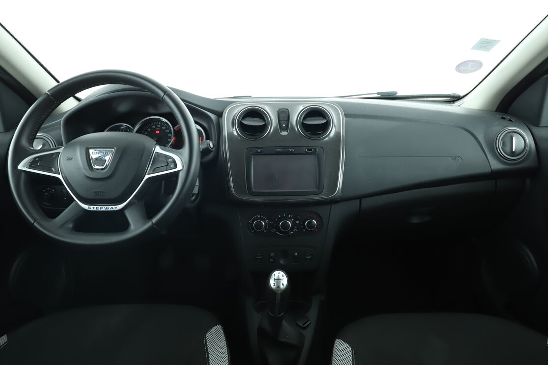 Intérieur avant de l'habitacle depuis le siège arrière