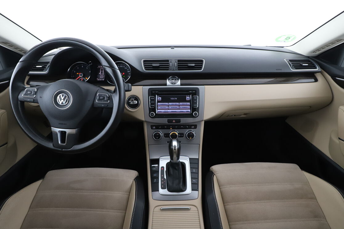 Interior frontal de la cabina desde el asiento trasero