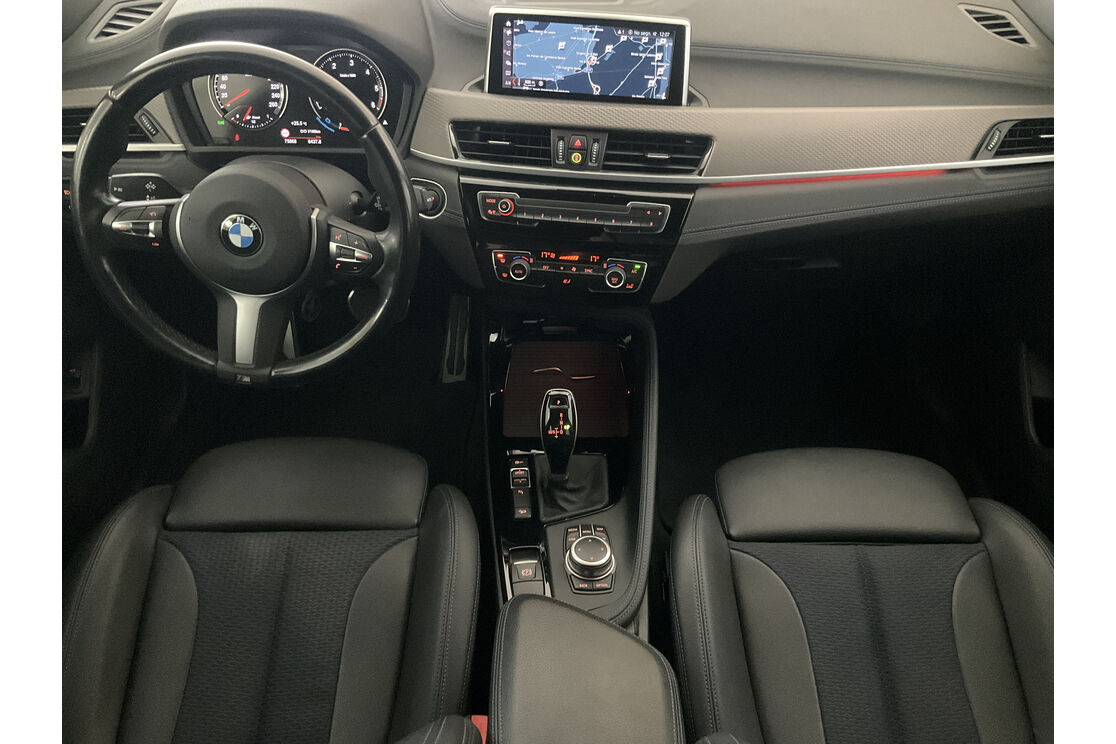Vorderseite des Innenraums des Cockpits vom Rücksitz aus