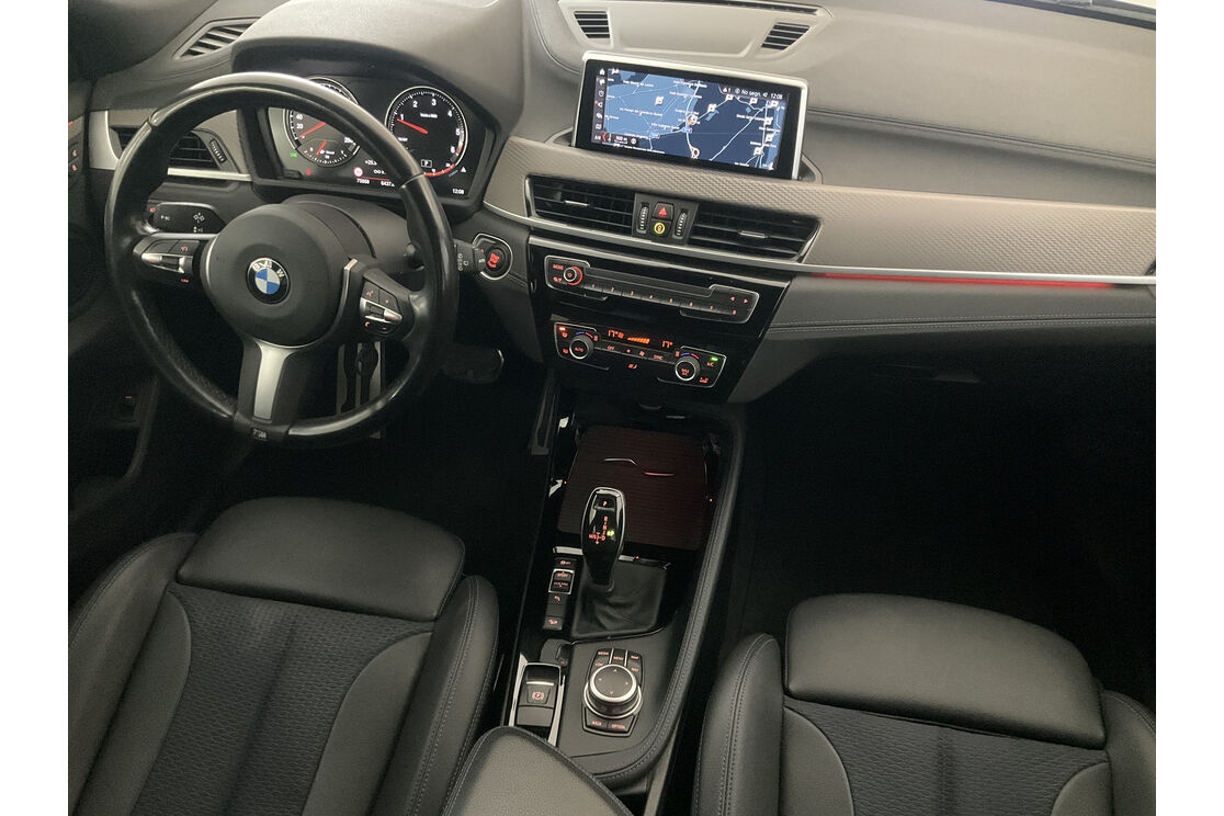 Innenraum der Fahrerseite vom Rücksitz