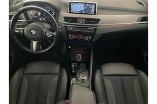 Vorderseite des Innenraums des Cockpits vom Rücksitz aus